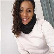 Profesora de yoga apata para dar clase a todas las edades y todos los niveles